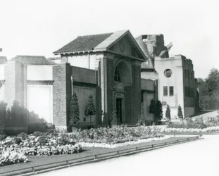 Het Reptielenhuis in London Zoo in 1928 met formele bloembedden langs de paden naar de ingang (zwart-wit foto)