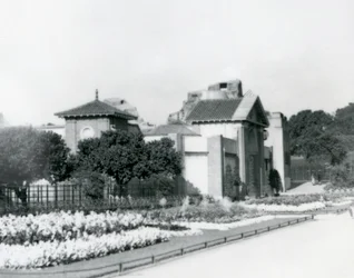 Het Reptielenhuis in London Zoo in 1928 met formele bloembedden langs de paden naar de ingang, London Zoo