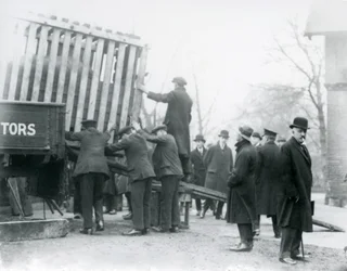 Lossen van de nieuw aangekomen Indische neushoorn, London Zoo, 1924