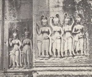 Apsara houtsnijwerk bij Angkor Wat, Cambodja (z/w foto)