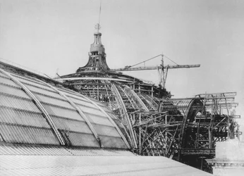 Bouw van de koepel van het Grand Palais, voor de Exposition Universelle van 1900