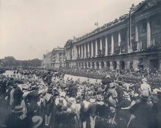 Parijs: De staf van de militaire gouverneur in de begrafenisstoet (zw/w foto)