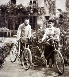 Pierre en Marie Curie in hun tuin 1895