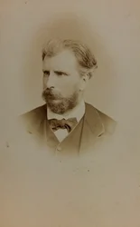 Portret van William Bouguereau, Franse schilder; visitekaartje (zwart-wit foto)