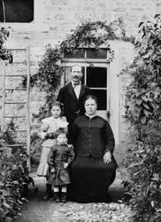 Portret van een familie in de buurt van Bourmont en Haute Marne. Fotografie eind 19e eeuw. Ducos Collectie.