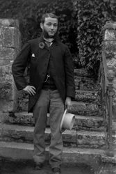 Portret van een jonge man uit Bourmont in Haute-Marne, met de kokarde van dienstplichtigen in het knoopsgat, poserend in de tuin van de Abdij van Septfontaines. Foto, laat 19e eeuw. Collectie Ducos.