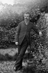 Portret van een jonge man, in de tuin van de abdij van Septfontaines, nabij Bourmont en Haute Marne. Fotografie eind 19e eeuw. Ducos Collectie