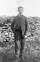 Portret van een jonge man, in de tuin van de Abdij van Septfontaines, nabij Bourmont in Haute Marne. Fotografie eind 19e eeuw. Ducos Collectie