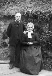 Portret van een ouder echtpaar, uit de omgeving van Bourmont in Haute Marne. Fotografie eind 19e eeuw. Ducos Collectie