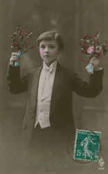 Jongen in witte stropdas en rokkostuum met bloemen en bessen