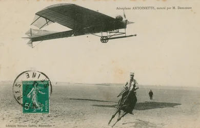 Ansichtkaart van een Antoinette vliegtuig gevlogen door M. Demanest, verzonden in 1913