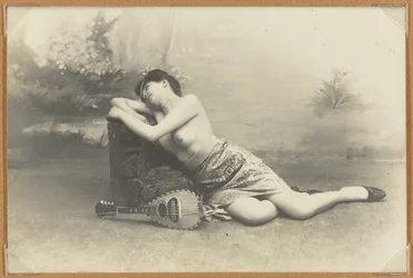 Liggende vrouw met mandoline, ca. 1895