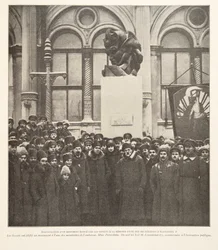 Onthulling van een door de Sovjets opgericht monument ter nagedachtenis aan een van de moordenaars van Alexander II, uit Histoire des Soviets, gepubliceerd in 1922