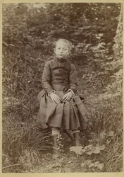 Jong meisje op het platteland, Frankrijk, c. 1890