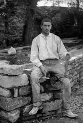 Jonge man werkzaam bij de restauratie van de Abdij van Septfontaines, nabij Bourmont en Haute-Marne, circa 1880. Fotografie. Ducos Collectie.