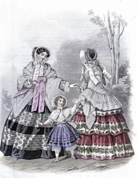 2 modieuze vrouwen met een meisje tijdens een wandeling - in 