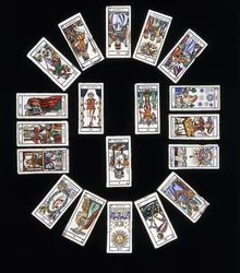 Een Franse steengoed tegelpaneel, versierd met een dek Marseilles Tarot kaarten, 20e eeuw