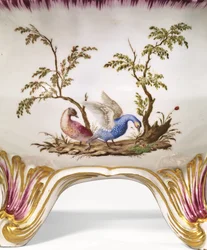 Een Vincennes Tweehendige Circulaire Terrine, Deksel & Standaard, c.1750