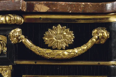 Een late Louis XV commode, c.1763-70