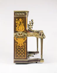 Een Marqueterie en Parqueterie-Ingelegde Staande Piano