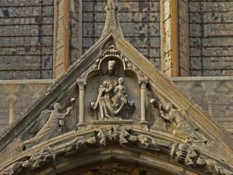 Een uitzicht op een detail van de zuidelijke gevel met de Maagd en Kind