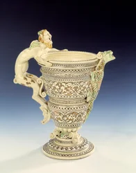 Aiguiere in fijne faience van Saint Porchaire. Het handvat is gevormd door de figuur van een fauna. 16e eeuw Egouen, Renaissance museum