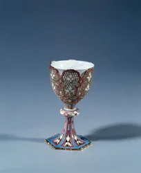 Kunst Frankrijk: Beker op beweegbare standaard gesneden als een displaystandaard. Hard porselein