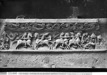 Kathedraal van St. Peter in Angouleme, timpaan detail op de westgevel met scènes geïnspireerd door La Chanson de Roland, origineel uit ca. 1125-35 (gipsafgietsel van steen)