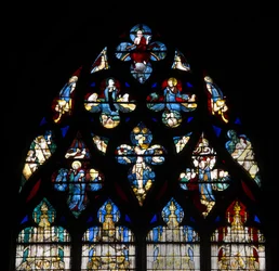 Kathedraal van Chartres, glas-in-lood: de Vendome-kapel, hoog detail dat de kruisiging van Christus en het laatste oordeel voorstelt