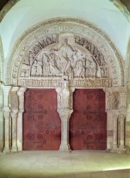 Centraal portaal in de Narthex van de kerk van Sainte-Madelaine, met reliëf van Pinksteren in het timpaan, ca. 1150