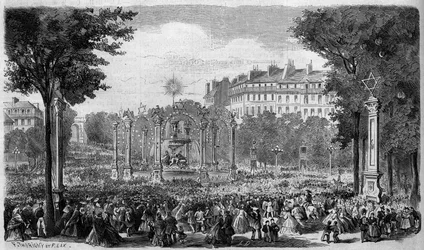 Versiering van de Rond Point des Champs Elysees in Parijs voor het feest van 15 augustus