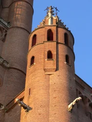 Afbeelding van de kleinere toren en de basis van de westelijke toren