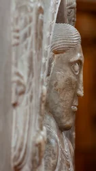 Detail, Christus in Majesteit, de ambulante (marmer)