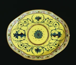 Schaal met gele achtergrond, Sevres Werkplaats