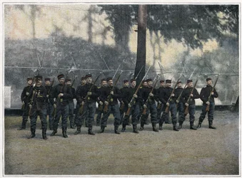 Brandweerlieden van Parijs. Soldatenschool. Bij aankomst in het regiment krijgen jonge soldaten, opgeroepen of vrijwillig aangemeld, militaire infanterietraining. Ze zijn dus goed op de hoogte van alle vereisten van militaire discipline en beter voorbereid