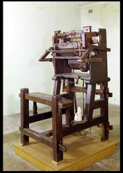 Eerste weefgetouw voor het weven van kousen, 1750 (hout & metaal)