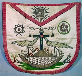 Vrijmetselaars schort met maçonnieke en rozenkruisers symbolen (geborduurde zijde)
