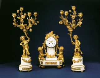 Garnituur verkocht door Black, Starr en Frost bestaande uit een schoorsteenklok en een paar vierlichts kandelabers, ca. 1875-1900
