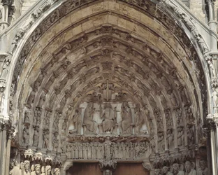 Gotische kunst: Timpaan van de centrale baai van het zuidportaal van de Basiliek van Notre Dame de Chartres