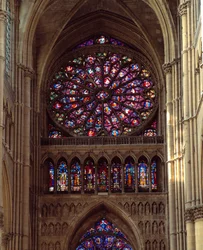 Gotische architectuur: aanzicht van het roosvenster van de kathedraal Notre-Dame in Reims, gemaakt in de 13e eeuw. Reims, Marne