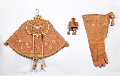 Valkenjacht set van buidel, handschoen en kap, Frans, 1600-25