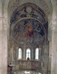 Interieur van de apsis met een fresco van Christus die de wet aan St. Peter geeft in aanwezigheid van heiligen en apostelen