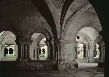 Interieur van het klooster vanuit de kapittelzaal