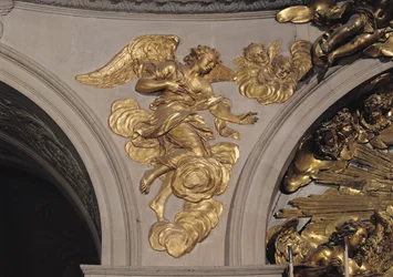 Louis XIV stijl engel, van de boog links van het Hoofdaltaar in de Kapel (verguld brons)
