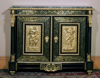 Louis XIV-stijl kabinet, deuren versierd met boullewerk en vergulde reliëfs