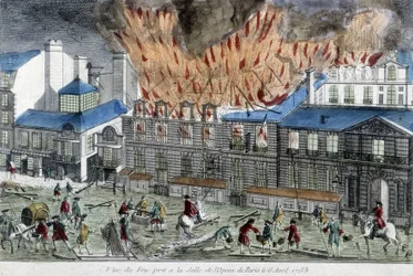 Mannen proberen het vuur van de Parijse opera te blussen in 1763.