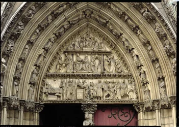 Noord transept portaal, detail van timpaan met scènes uit de jeugd van Christus en het verhaal van Theophilus