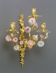 Een van een paar Louis XV drie-armige wandlampen, c.1750