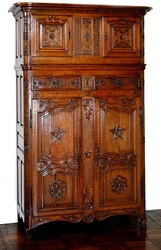 Picardische kast met vrijmetselaarsdecoratie, ca. 1740