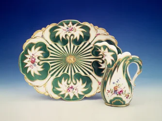Bord en kruik met bloemendecoratie, Sevres